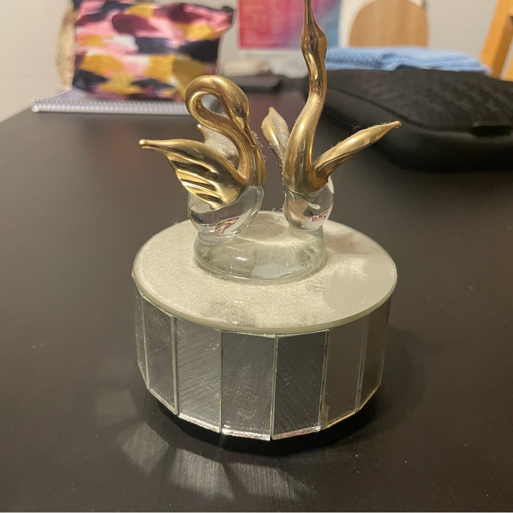 Swan musical decoration